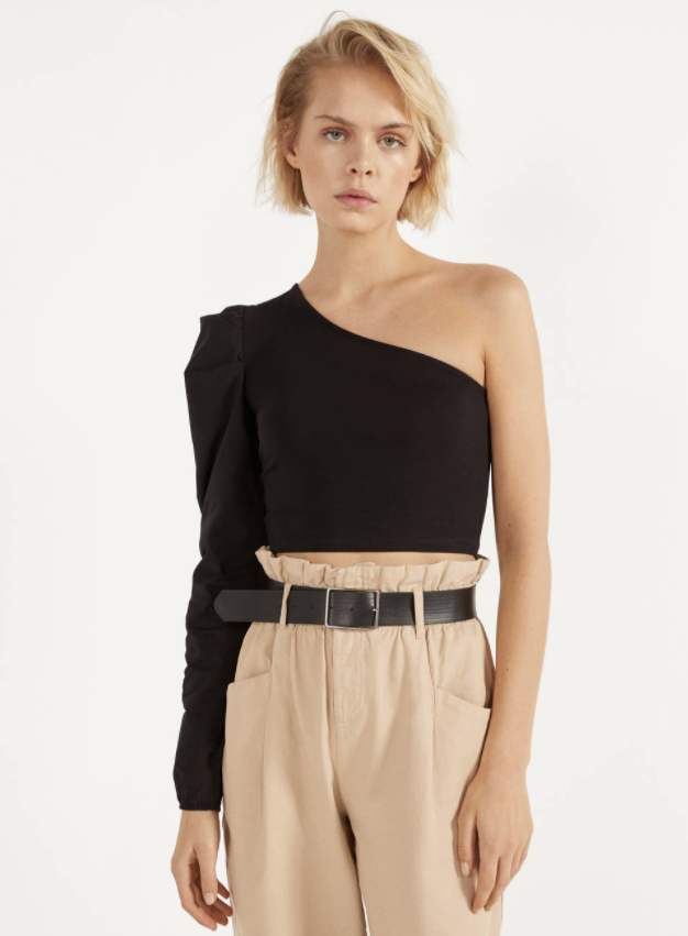 Top asimétrico con manga popelín de Bershka.