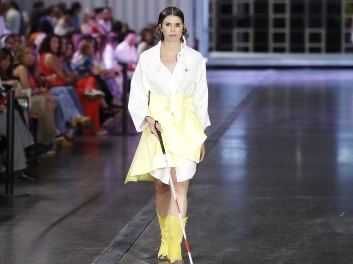 Mireia Mendoza: La modelo que lucha por dar visibilidad a la sordoceguera