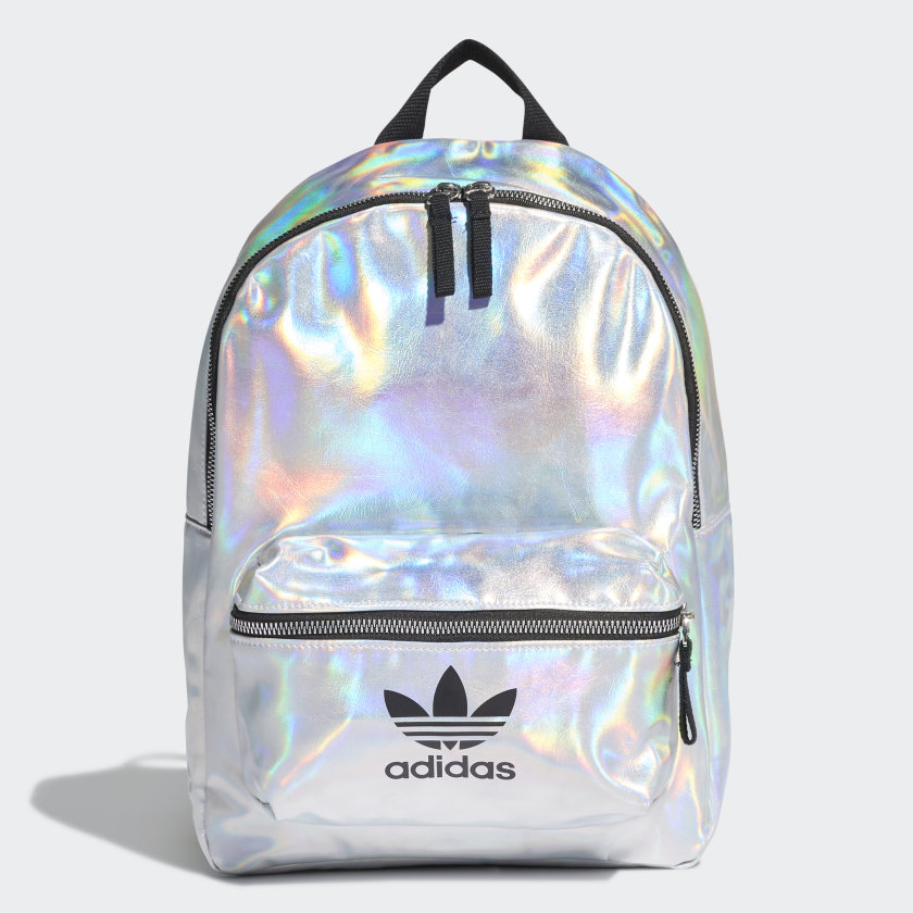 Mochila gris metálico iridiscente de Adidas.