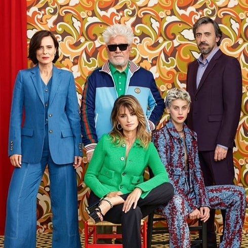 Aitana Sanchez Gijon, Pedro Almodóvar, Israael elejalde, Milena Smit y Penélope Cruz