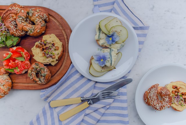 cocinando ricos platos con flores
