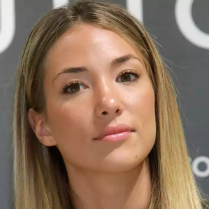 El vestido naranja que luce Alice Campello es perfecto para este verano
