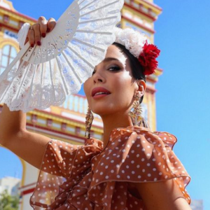 Aurora Gaviño y sus trajes de flamenca causan furor en la Feria de Sevilla