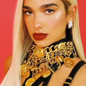 "La Vacanza" una colaboración entre Dua Lipa y Versace que está arrasando