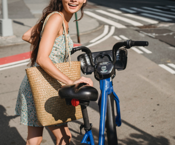 El bolso de mimbre, el complemento que combina con todos tus looks veraniegos