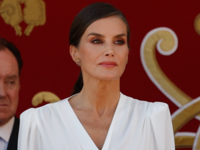 La reina Letizia causa furor con su atuendo en el Día de las Fuerzas Armadas La reina Letizia causa furor con su atuendo en el Día de las Fuerzas Armadas