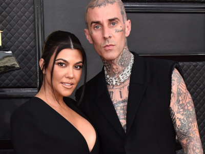 Kourtney Kardashian anuncia que está embarazada de Travis ¡con una pancarta!