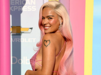 Karol G pone a Barbie a 'perrear': Todo sobre su espectacular look para la premier de la película