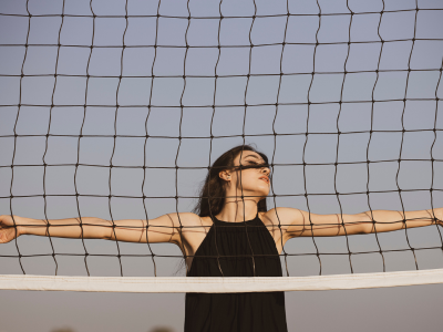 En verano, no renuncies al color negro en tus outfits