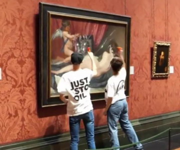 La 'Venus del espejo' atacada a martillazos por dos activistas