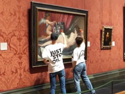 La 'Venus del espejo' atacada a martillazos por dos activistas