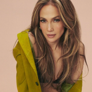 Jennifer Lopez y la manicura con diamantes que acaba de poner de moda