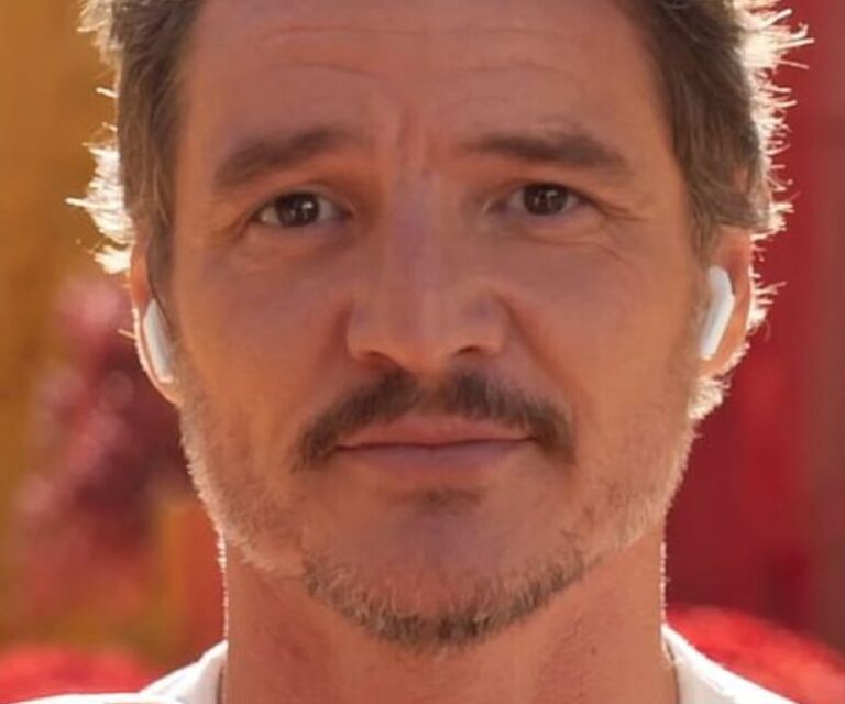 Pedro Pascal en el anuncio de los nuevos AirPods 4 de Apple
