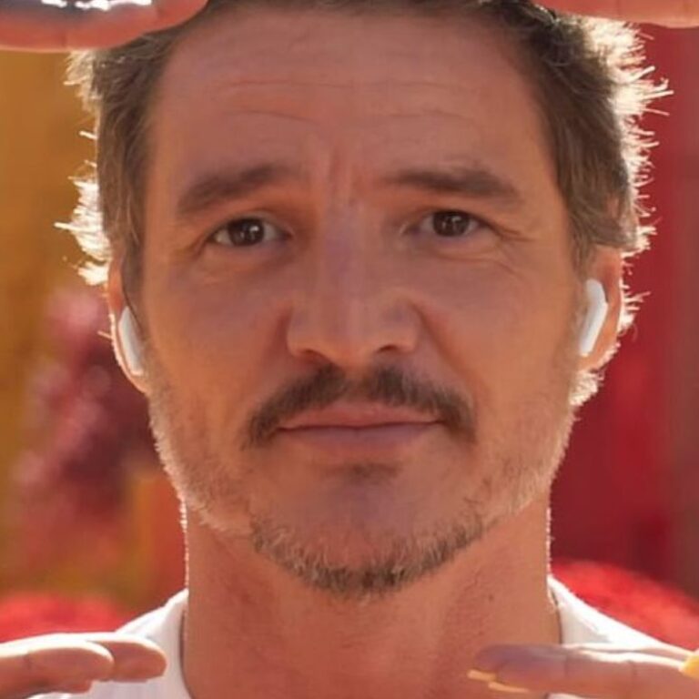 Pedro Pascal en el anuncio de los nuevos AirPods 4 de Apple