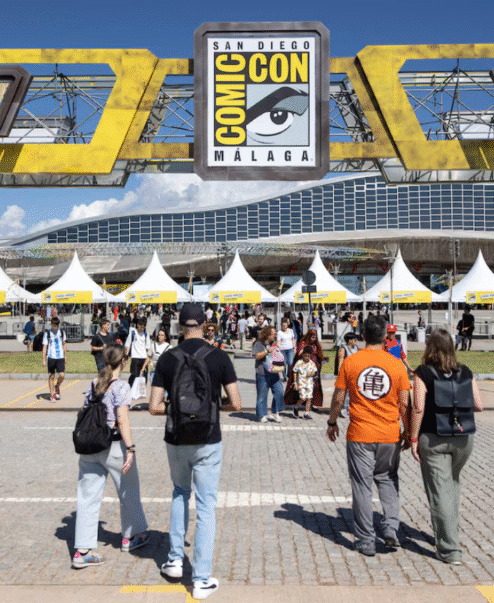 Destacada pequeña portada exterior – Into the Glow Comic Con