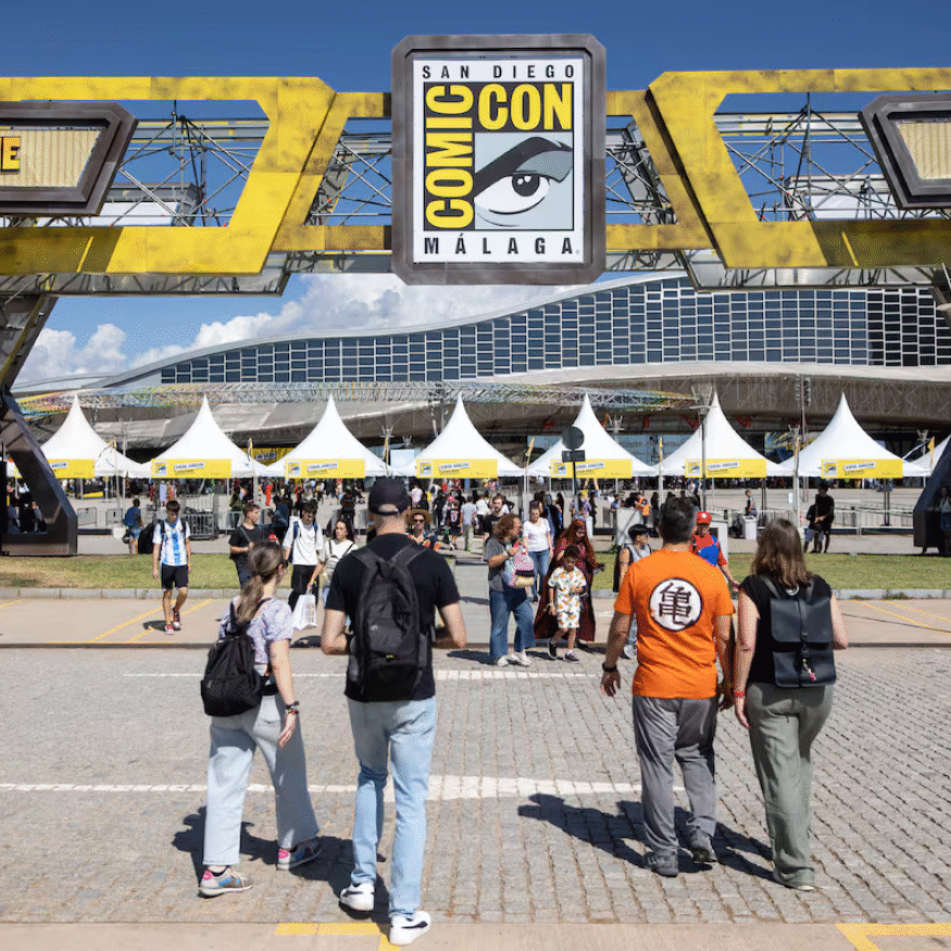 Destacada pequeña portada exterior – Into the Glow Comic Con