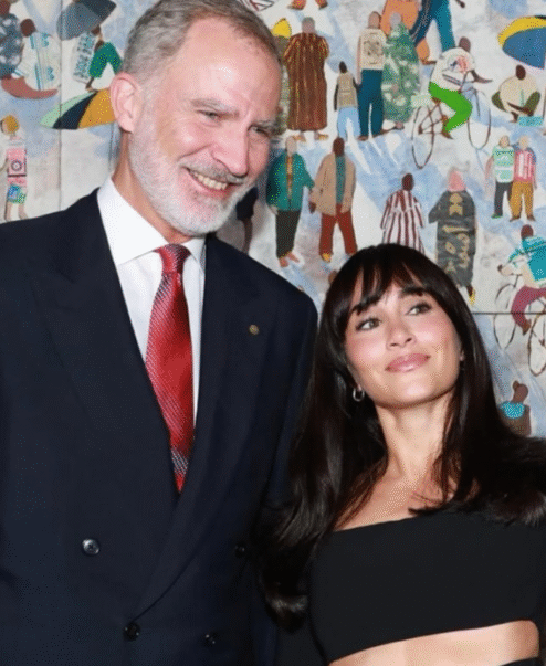 Destacada pequeña portada exterior – Into the Glow Aitana y el rey Felipe VI selfie