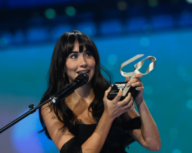 Destacada pequeña portada exterior – Into the Glow